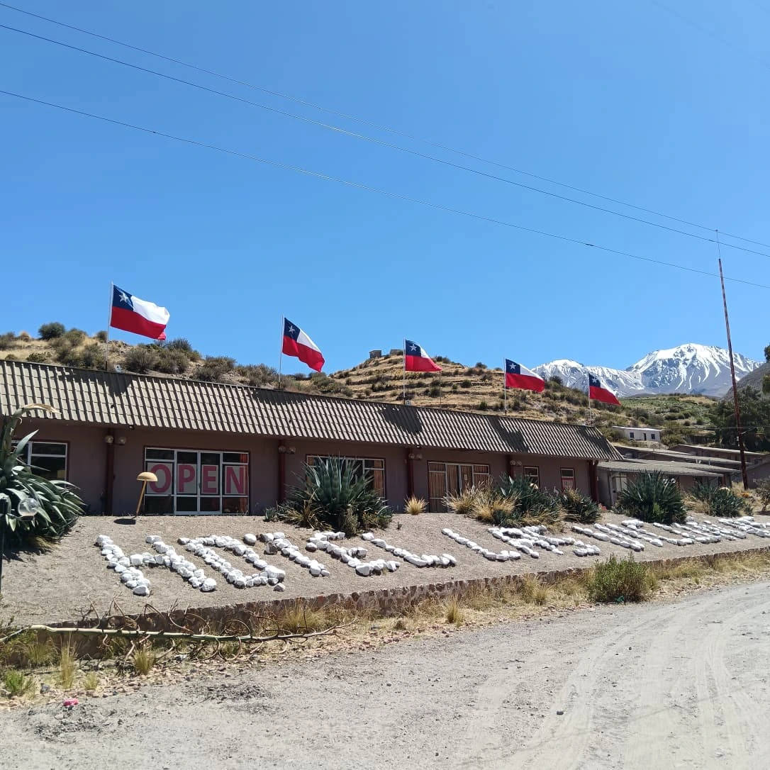 Fachada de Hotel Las Vicuñas en Putre