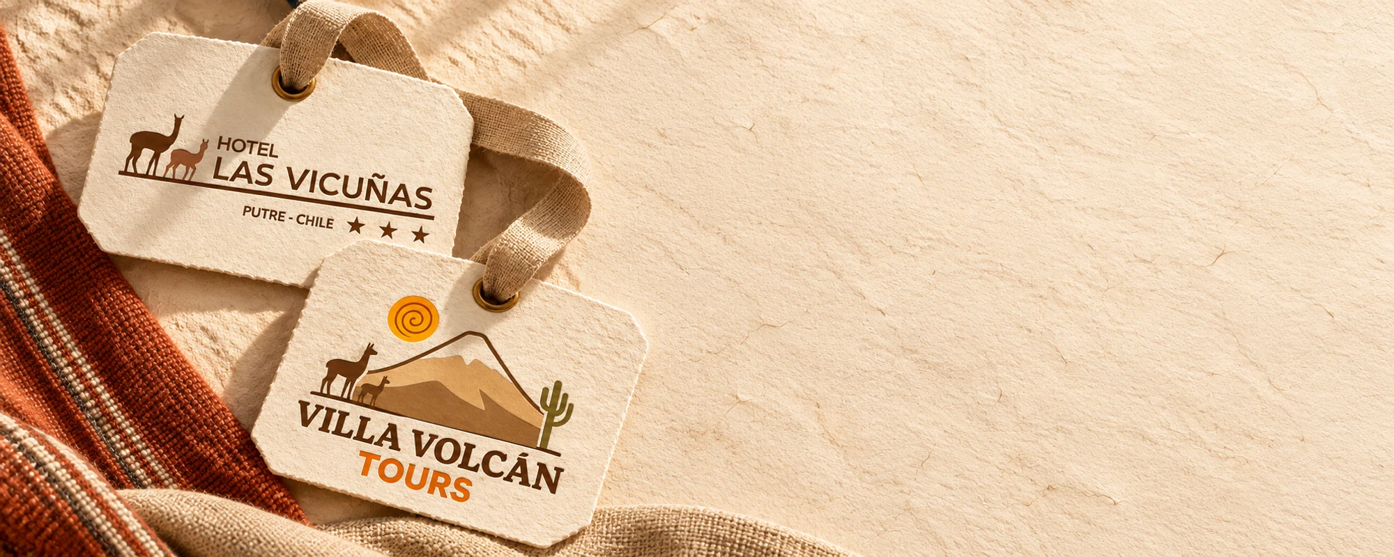 Hotel Las Vicuñas y Villa Volcán Tours: etiquetas de ambas marcas unidas por una cinta